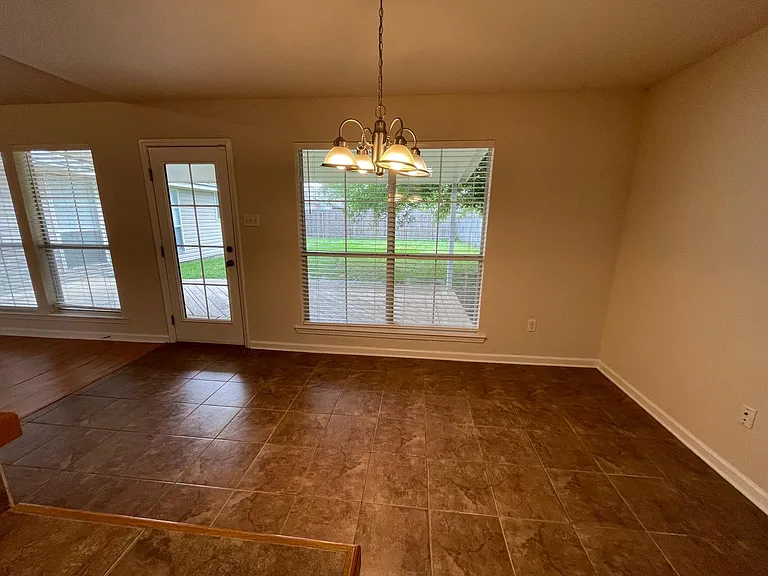 11327 Hampton Ct — Photo 6