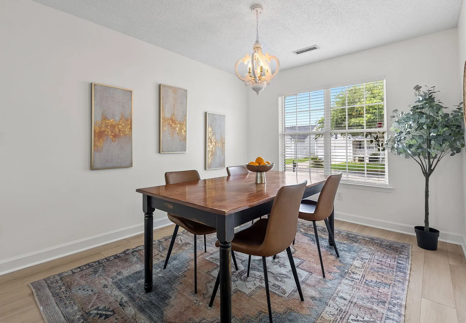 3 bed, 2.0 bath, 1386 sqft, $4,000 — Photo 3