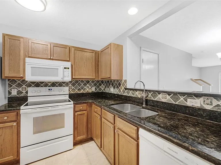 6928 Hawthorne Trace Ln — Photo 3