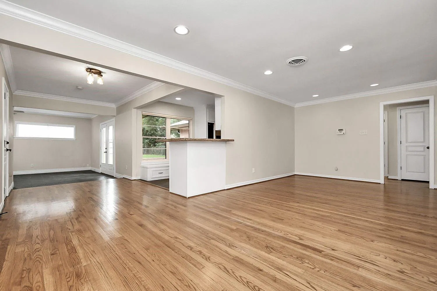 3 bed, 1.0 bath, 1464 sqft, $2,950 — Photo 4