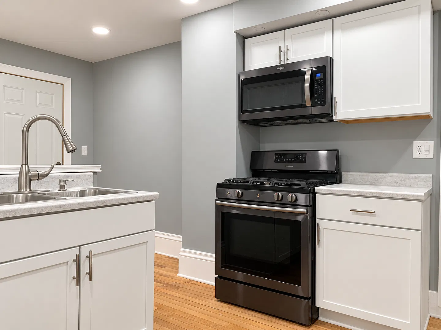 Spacious 4 Bedroom 2 Bathroom Home in Minneapolis! — Photo 2