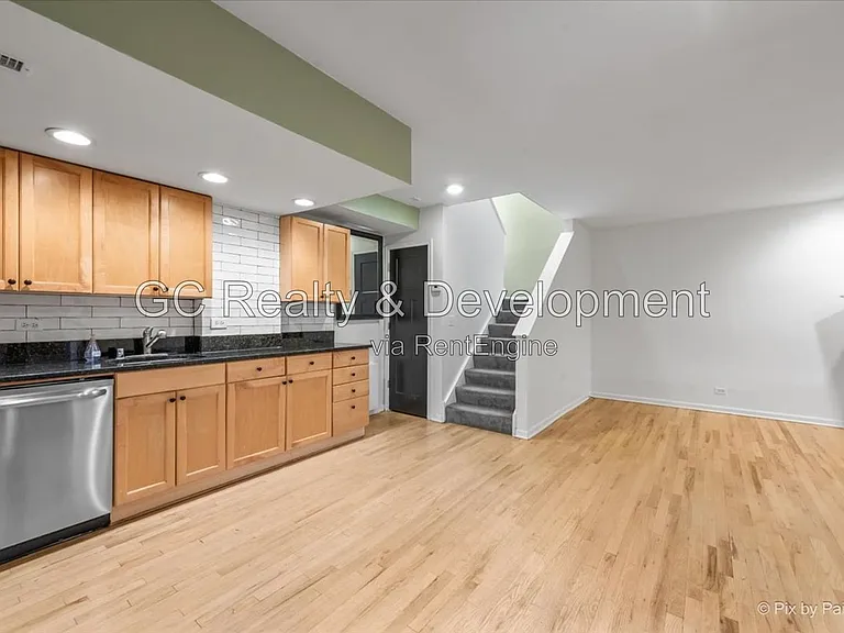 832 W Barry Ave #B — Photo 8