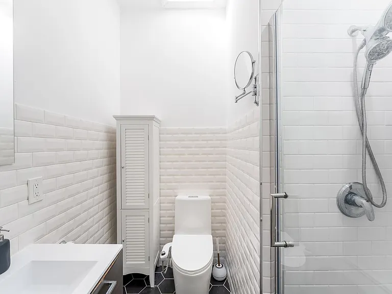 120 Monroe St #3L — Photo 15