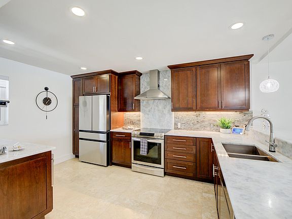 5th image of 3121 NE 51st Street #305e
