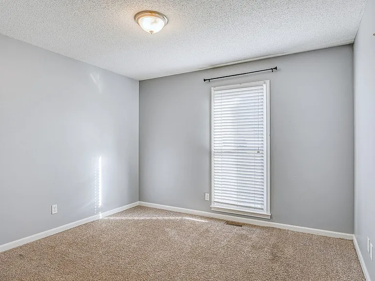 1737 Crestview Dr — Photo 17
