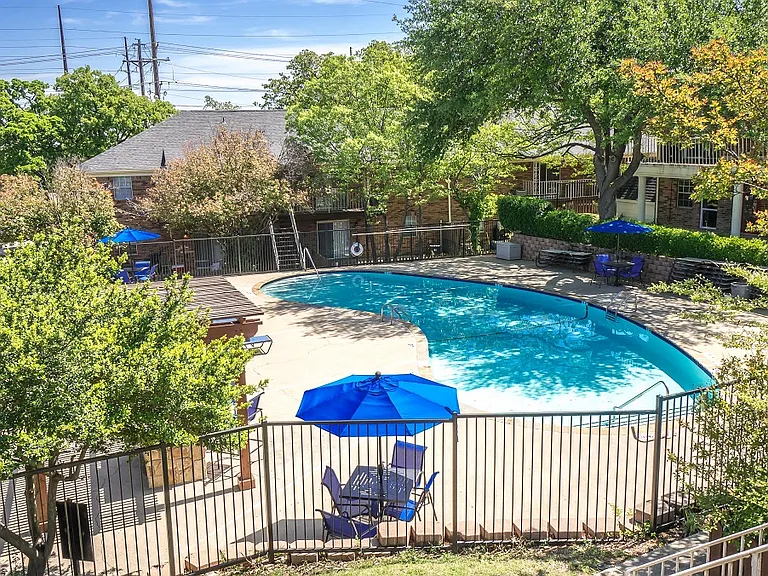WatersEdge Denton Apartments — Photo 28