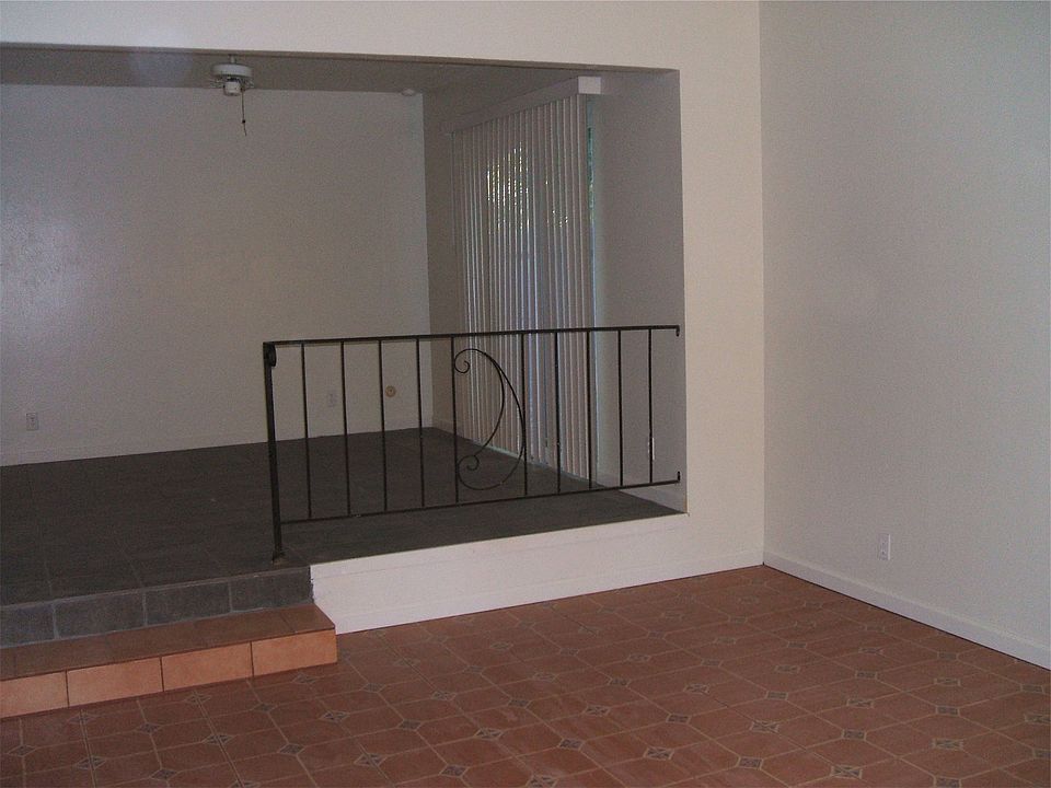 Again, actual unit has LIGHT-colored laminate upper level