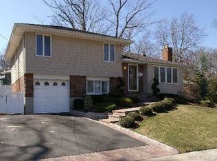 2 Wood Dr, Oyster Bay, NY 11771