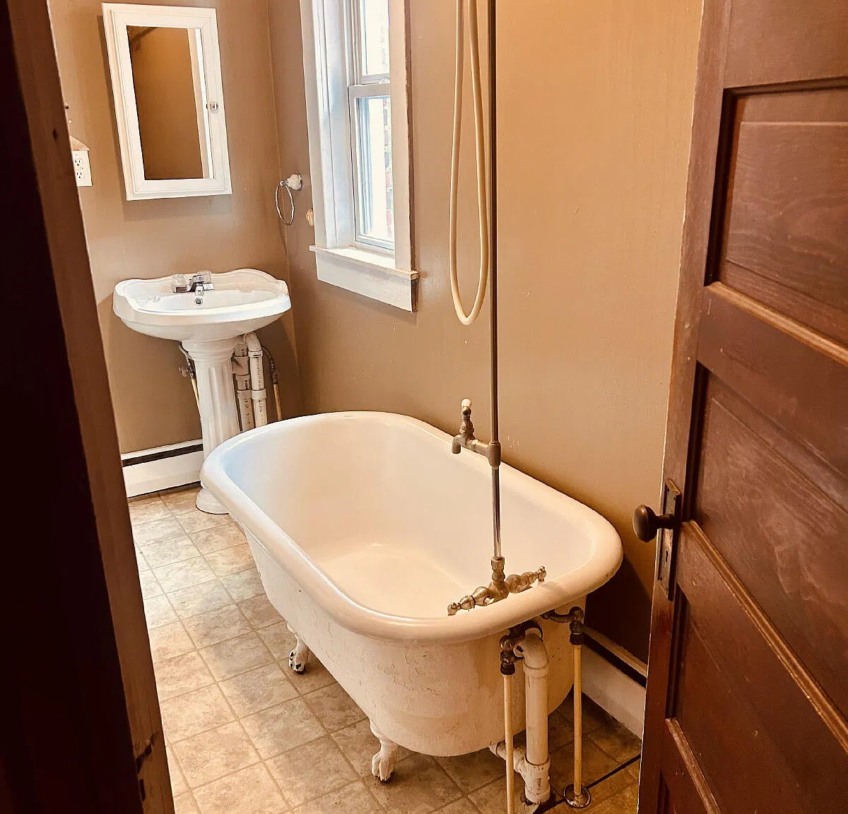 3 bed, 1.0 bath, 1200 sqft, $1,850 — Photo 3