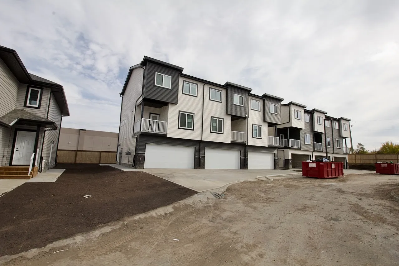 3 Bed 2.5 Bath Dbl Garage Balcony Townhouse For Rent Leduc — Photo 4