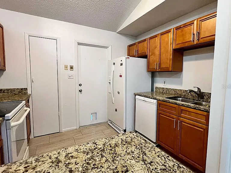 10 York Ct — Photo 6