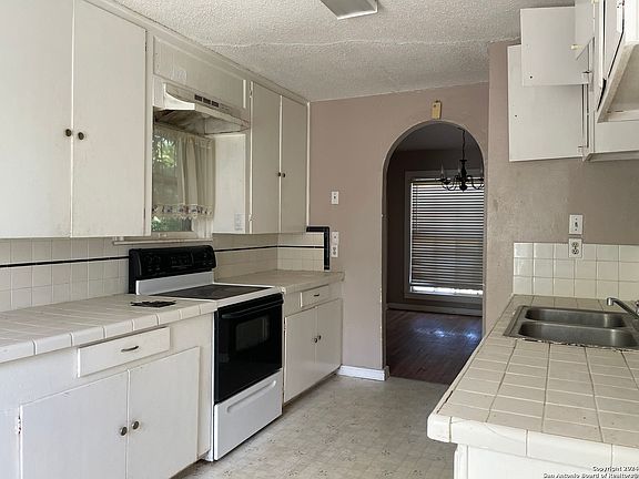 3rd image of 334 W MARIPOSA DR