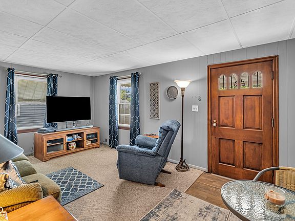 4th image of 4505 Farnsworth St