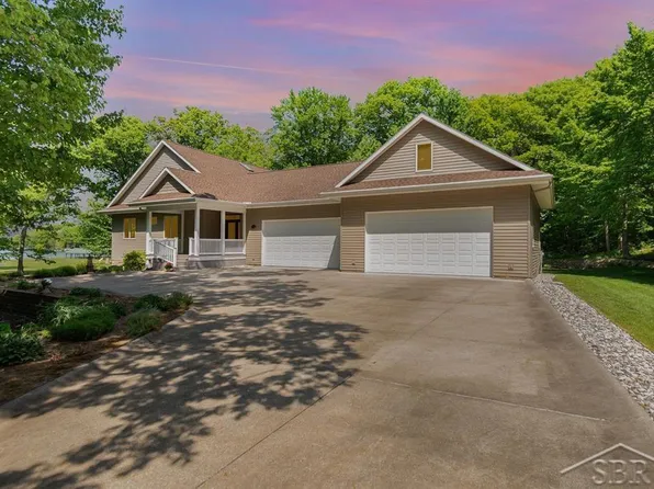 976 Peninsula Dr, Lake Isabella, MI 48893