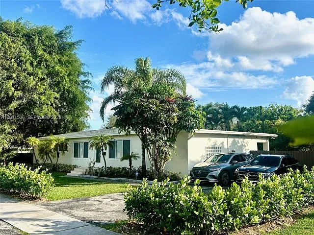 4 bed, 2.0 bath, 2268 sqft, $9,000 — Photo 2