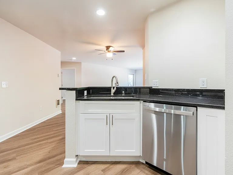 Bellevue Heights Apartments — Photo 6
