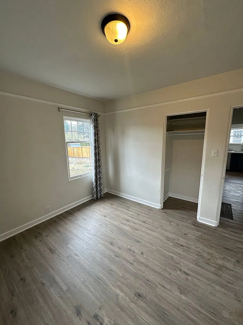 Downtown Remodeled Kent Home with fenced yard! — Photo 4