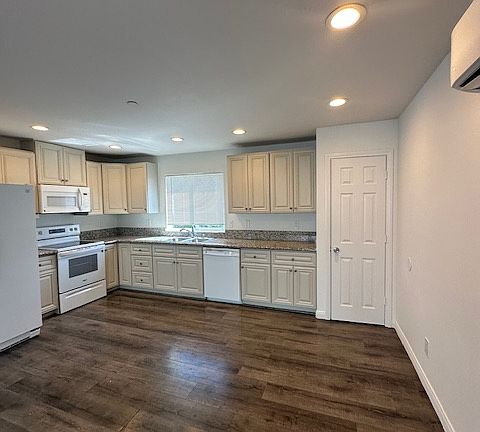 3rd image of 12360 Lakeshore Dr #1