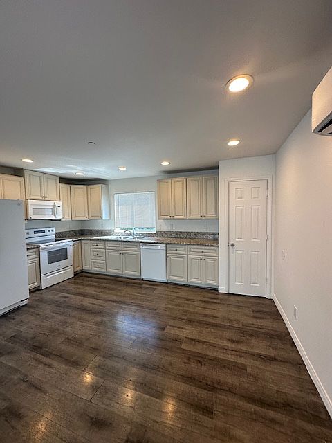 1st image of 12360 Lakeshore Dr #2