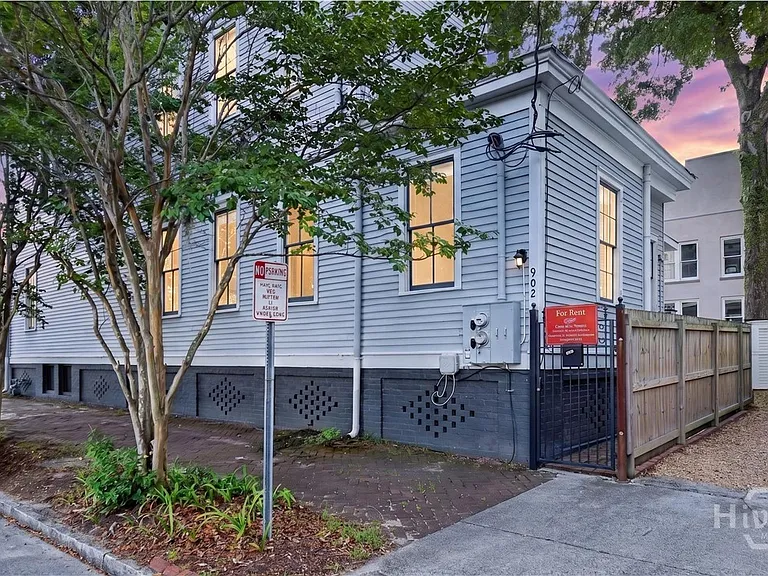 902 Barnard St — Photo 1