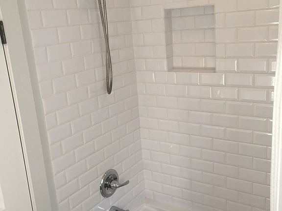 Full bath jetted tub