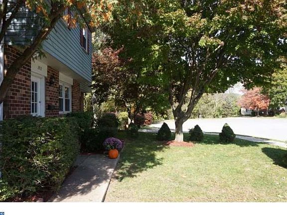 3rd image of 202 Karen Dr