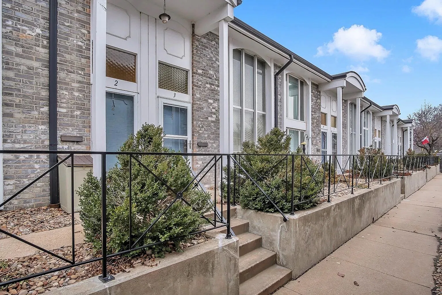 725 N Stackman Dr — Photo 2