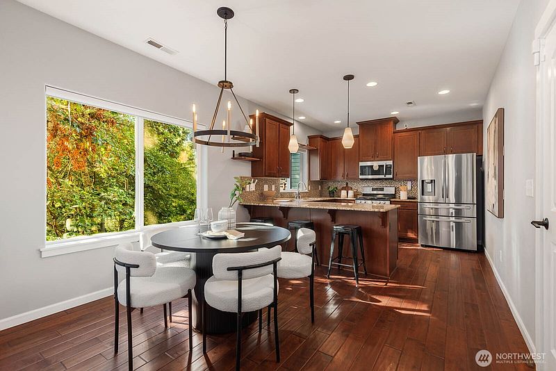 4th image of 1701 Queen Ct NE