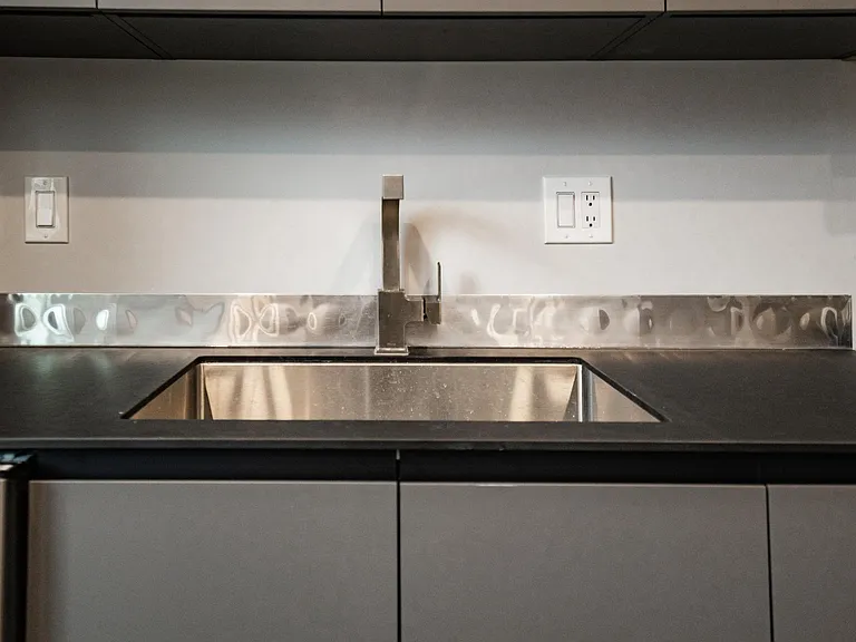 402 W 9th St #3 — Photo 7