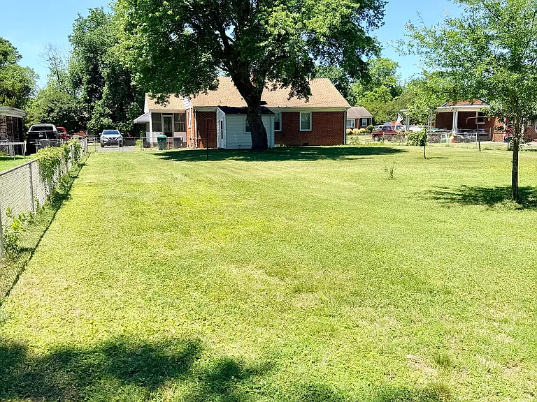 16 Eastlake Dr — Photo 3