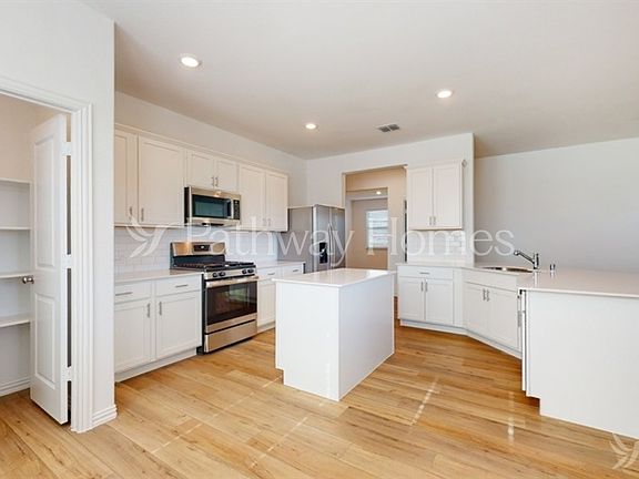 4th image of 944 Rusty Spur Ln