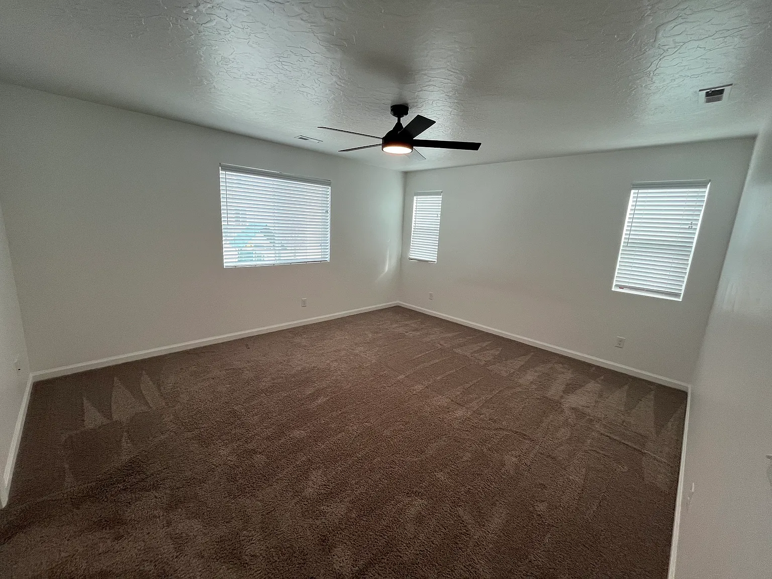 3 bed, 2.5 bath, 2300 sqft, $2,150 — Photo 3