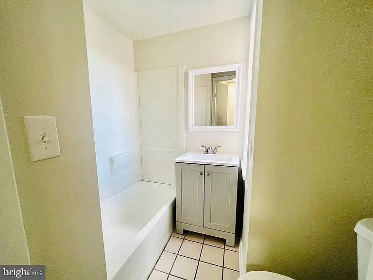 336 Barclay St #B — Photo 8