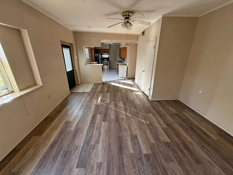 428 W Locust St — Photo 3