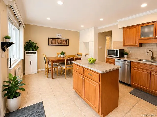 204 Old Country Rd — Photo 4