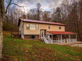 34 Hereford Rd, Hurricane, WV 25526