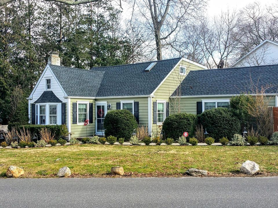 Charming cape in quiet neighborhood!