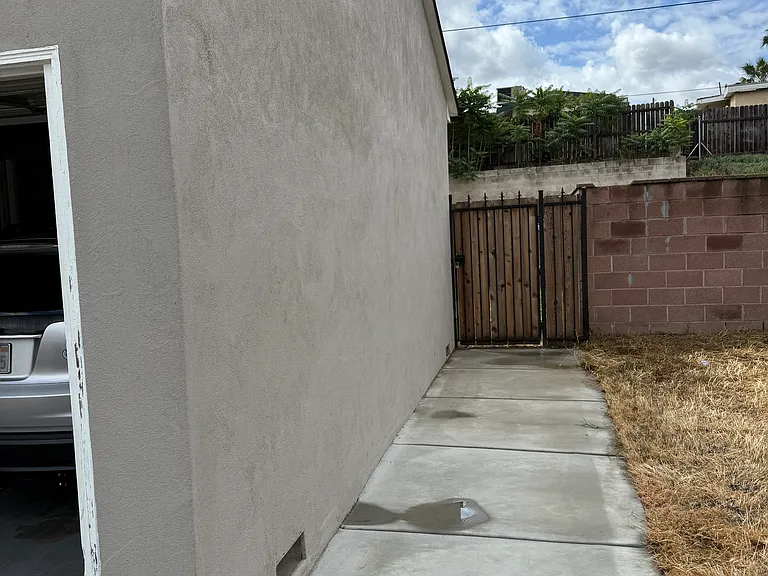 927 University Ave — Photo 17