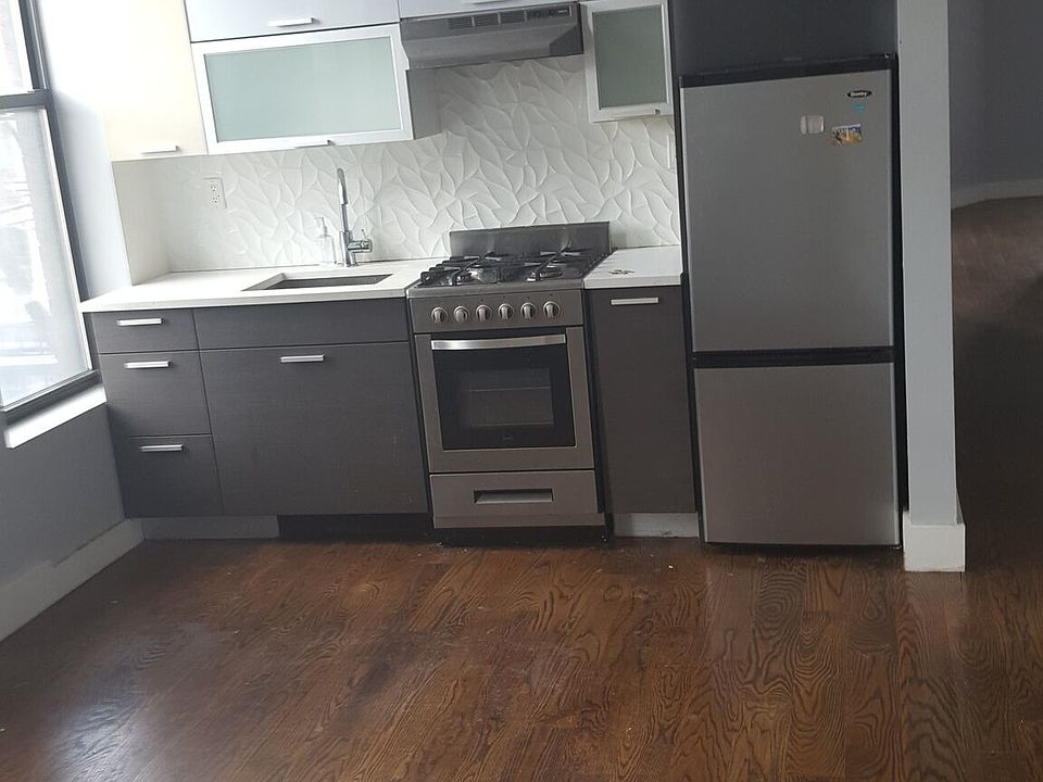 1st image of 160 Quincy St APT 1