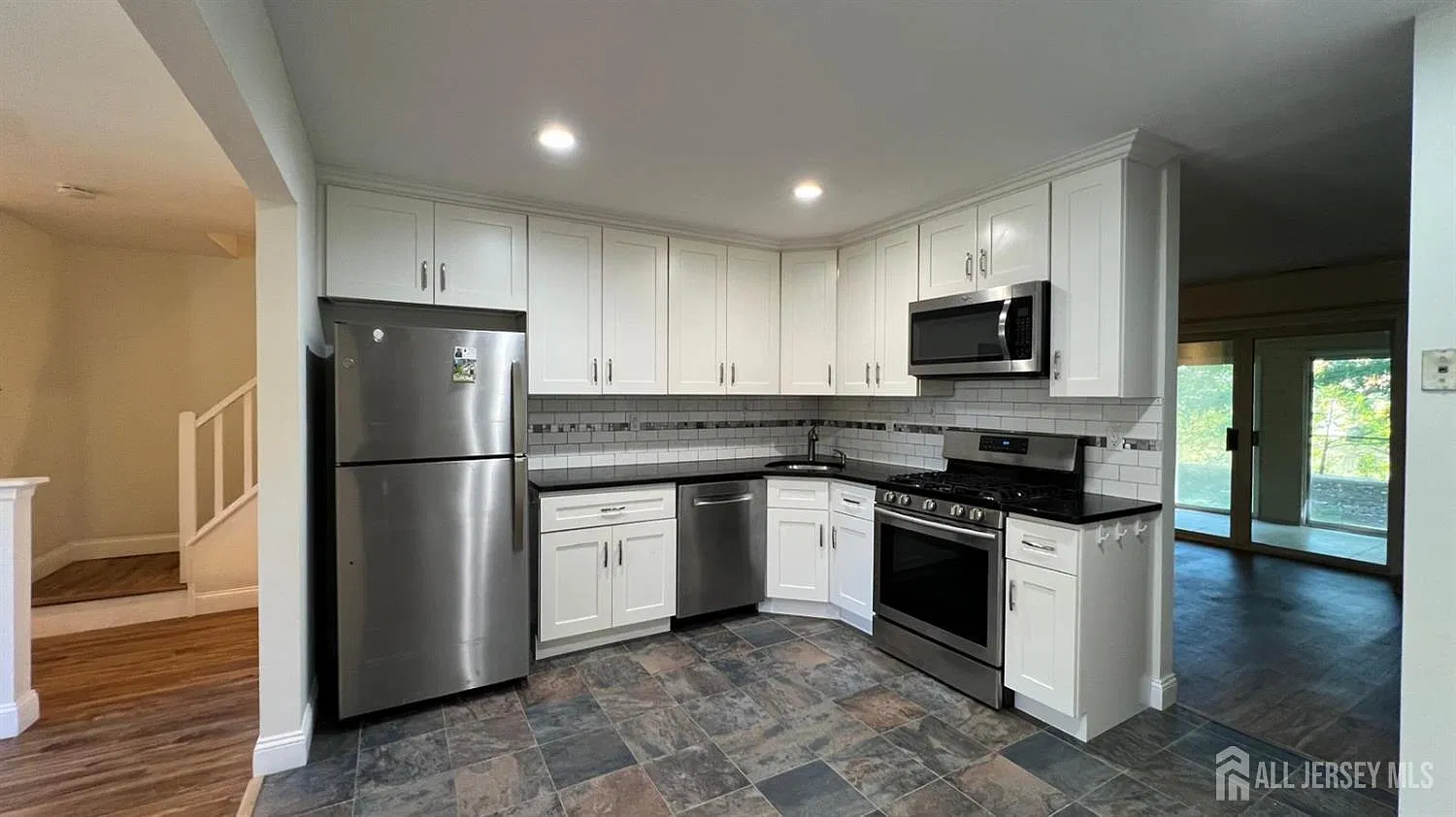 3 bed, 2.5 bath, 1648 sqft, $3,000 — Photo 3