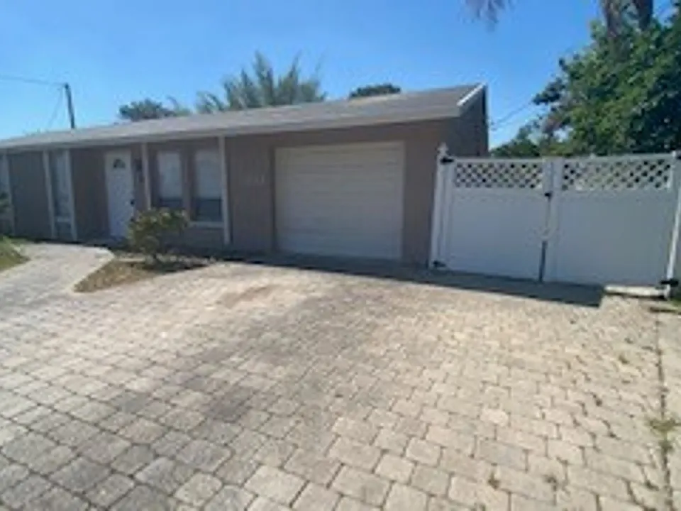 1933 Flamingo Dr