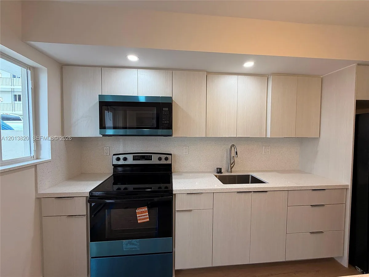 Building Photo - 1904 SW 17th Ave #3