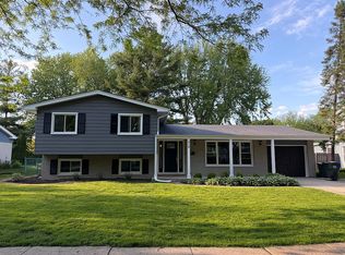 910 Fairlawn Ave, Libertyville, IL 60048