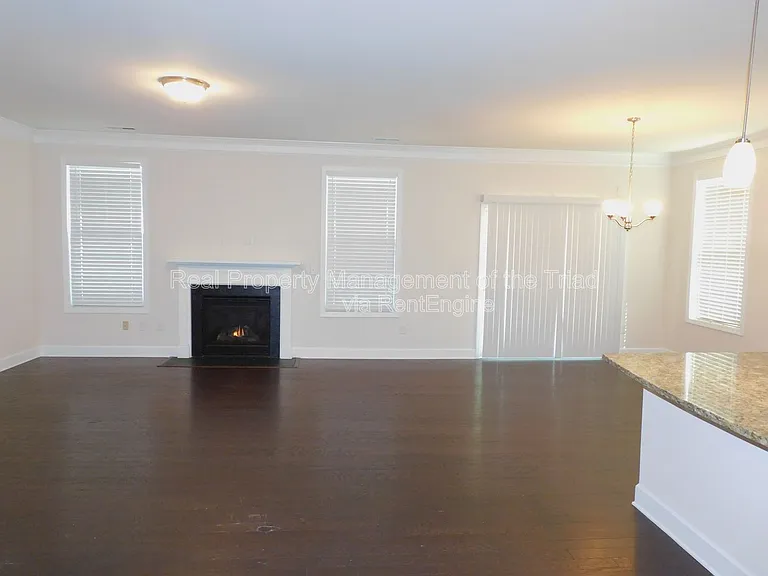 1427 Sawyer Ave — Photo 14