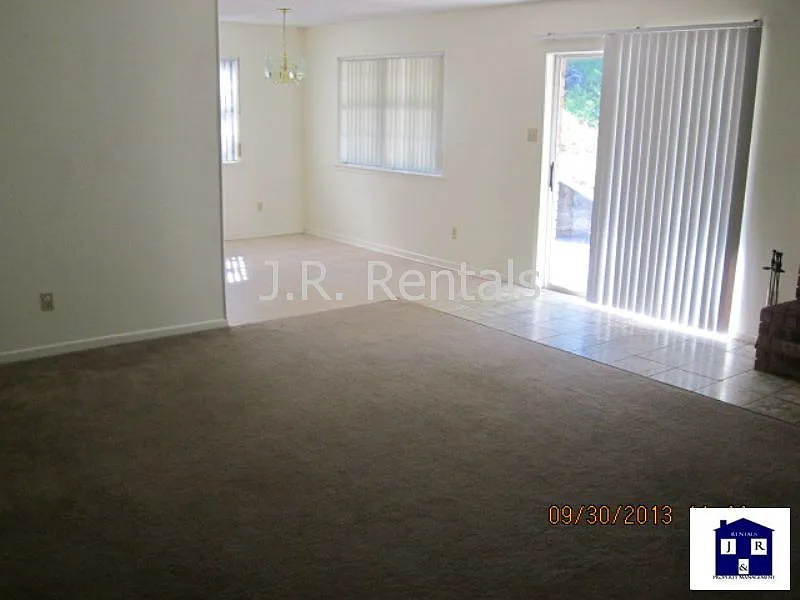 3 bed, 2.0 bath, 1826 sqft, $1,400 — Photo 3