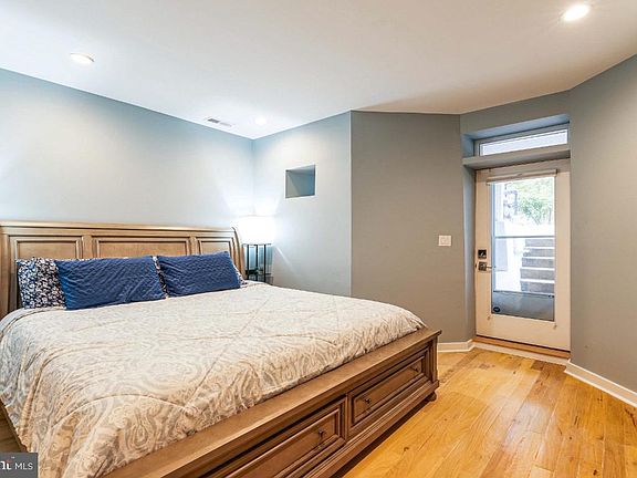 5th image of 731 Fairmont St NW #1