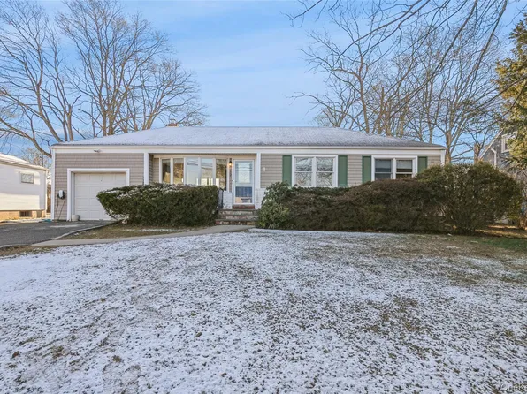 17 Goldsmith Avenue, Greenlawn, NY 11740