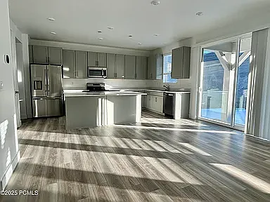 4 bed, 2149 sqft, $3,995 — Photo 4