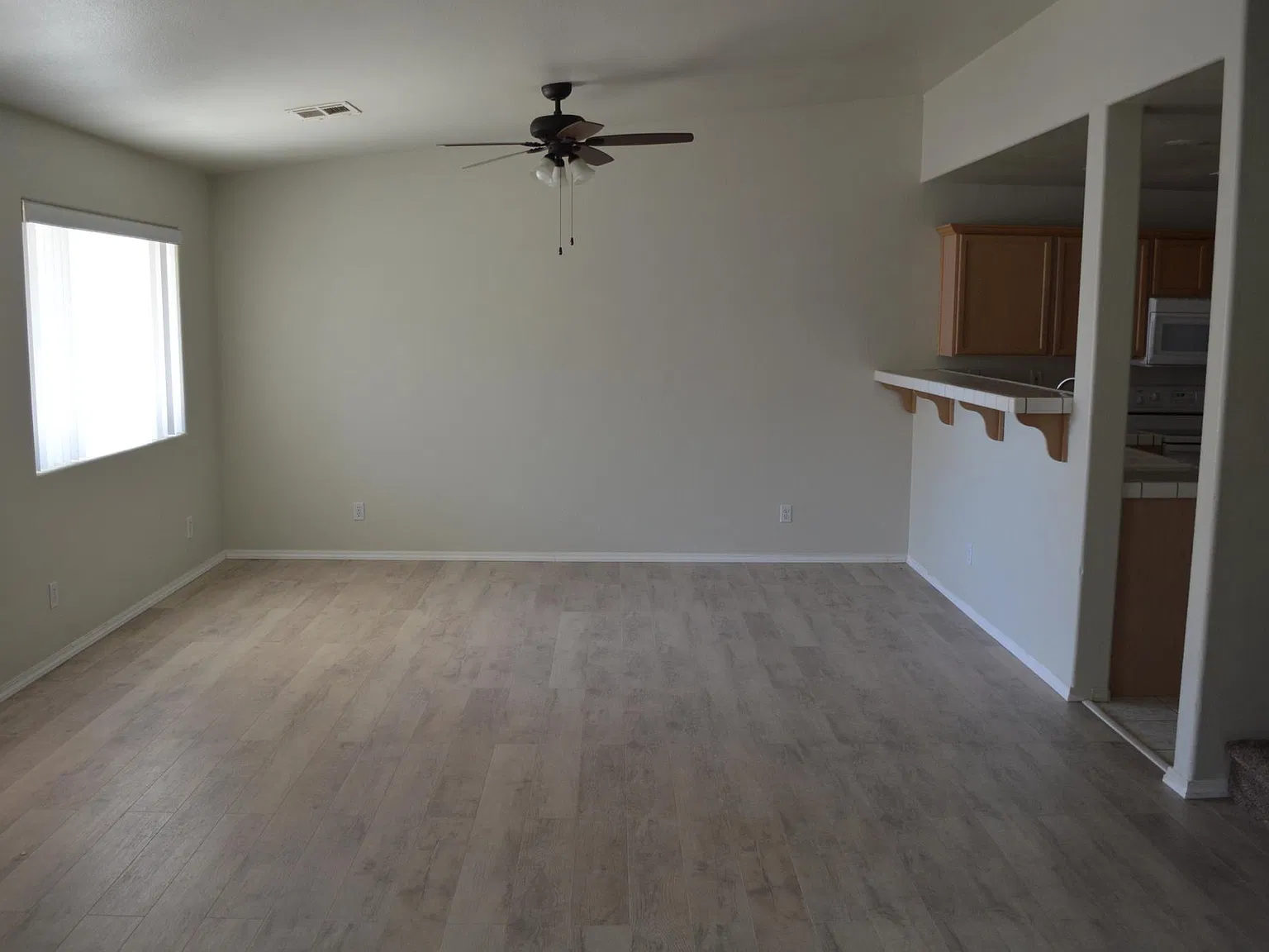 3 bed, 2.5 bath, 1417 sqft, $1,300 — Photo 2