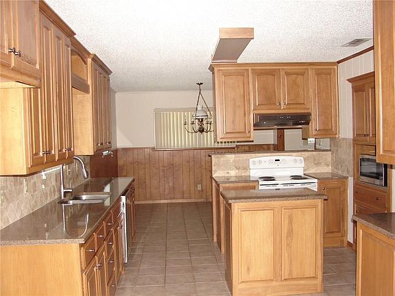 3rd image of 1213 Mockingbird St